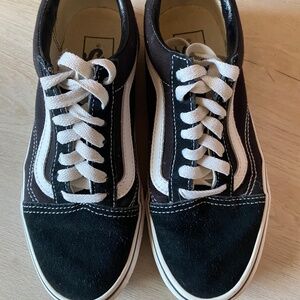 VANS Old Skool Skate Sneakers - LIKE NEW!!